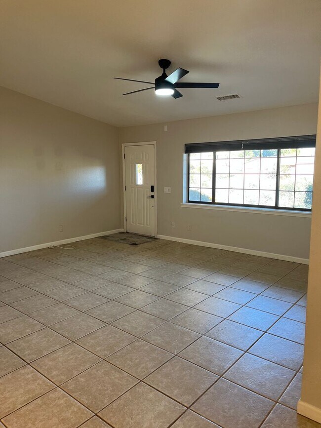 Building Photo - Modern, updated 3B/2B with fenced yard and sun room in Cottonwood