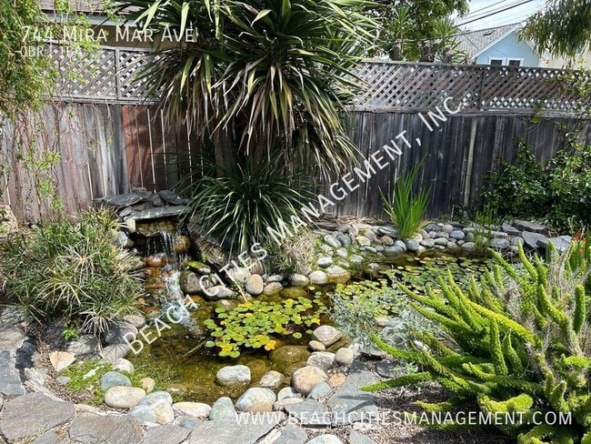 Building Photo - 744 Mira Mar Ave