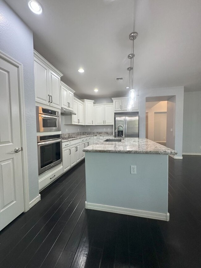 Building Photo - Spacious 5-Bedroom + Loft in Lyons Gate wi...