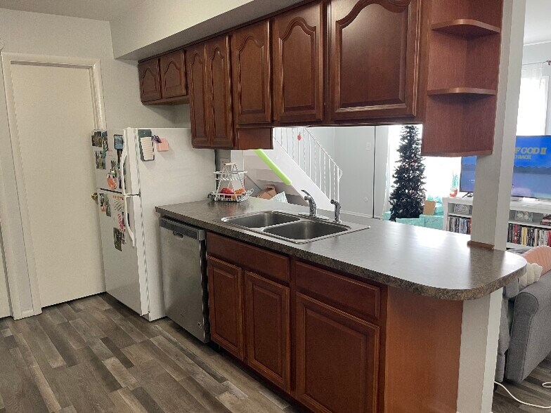 Building Photo - 9469 N Parkwood Dr