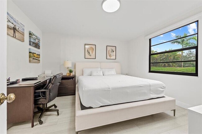 Building Photo - 6061 Balboa Cir