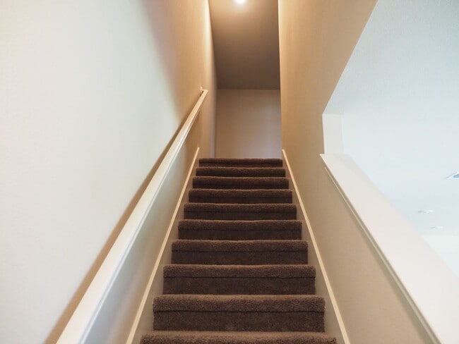 Building Photo - Like NEW 3 Bed 3 Bath Townhouse in Denton