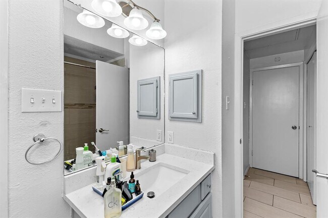 Building Photo - 806 W 24th St