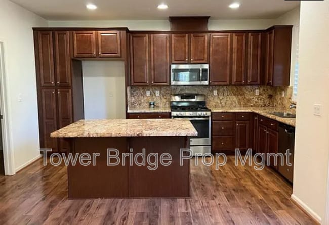 Building Photo - 3057 Village Park Dr