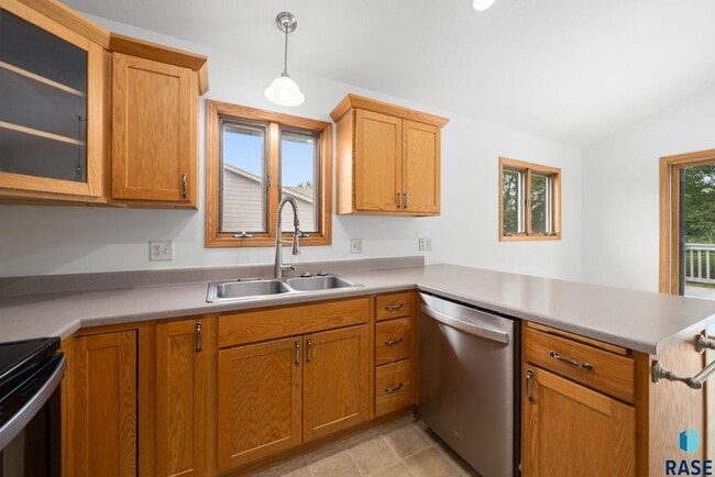 Building Photo - Charming Multi-Level Home! Large Backyard,...