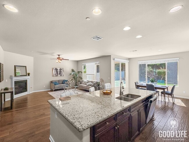 Building Photo - Stunning Home with Modern Comforts Spaciou...