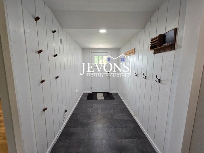 Building Photo - $500 Rent Credit - Comfortable family home...