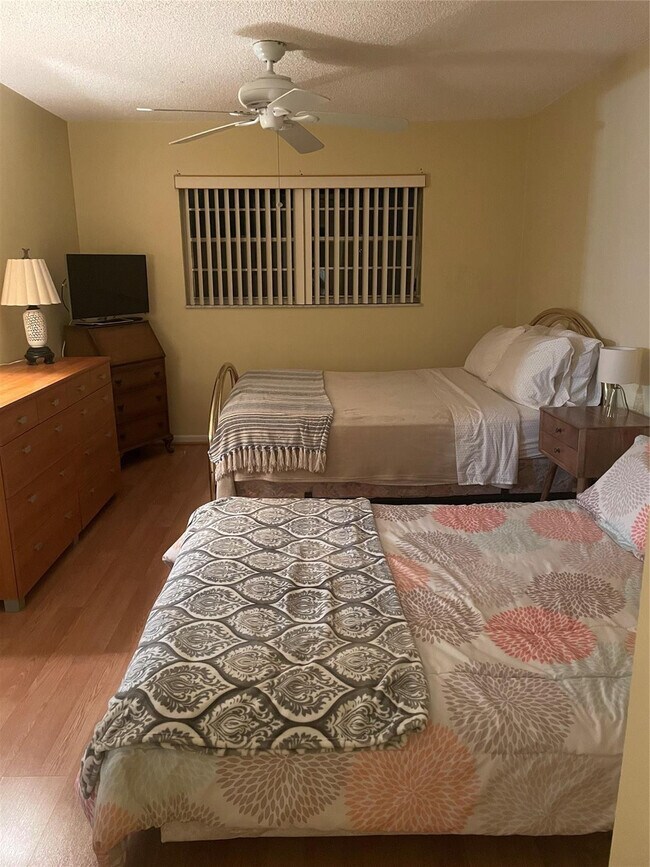 Building Photo - 604 NE 2nd St