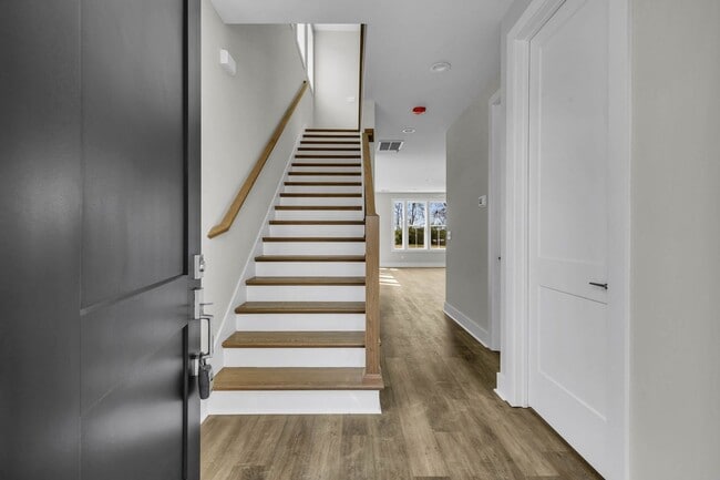 Building Photo - 425 Veritas St