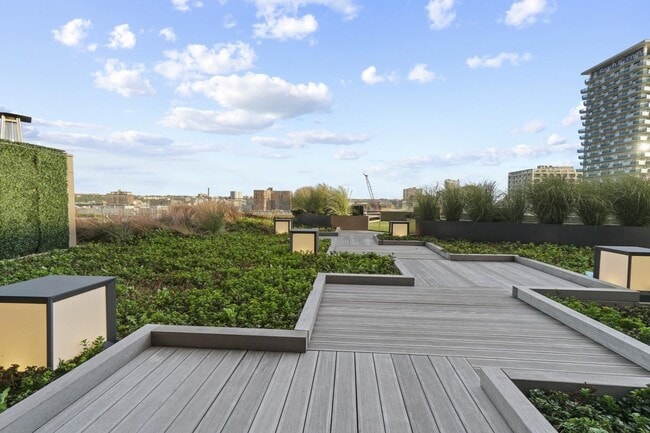 Building Photo - 2 Shore Ln