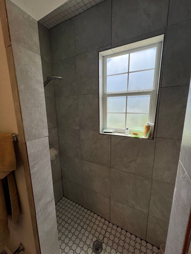 Building Photo - 615 Parkview Ave