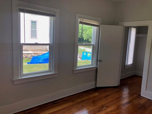 Building Photo - Renovated 2BR House.