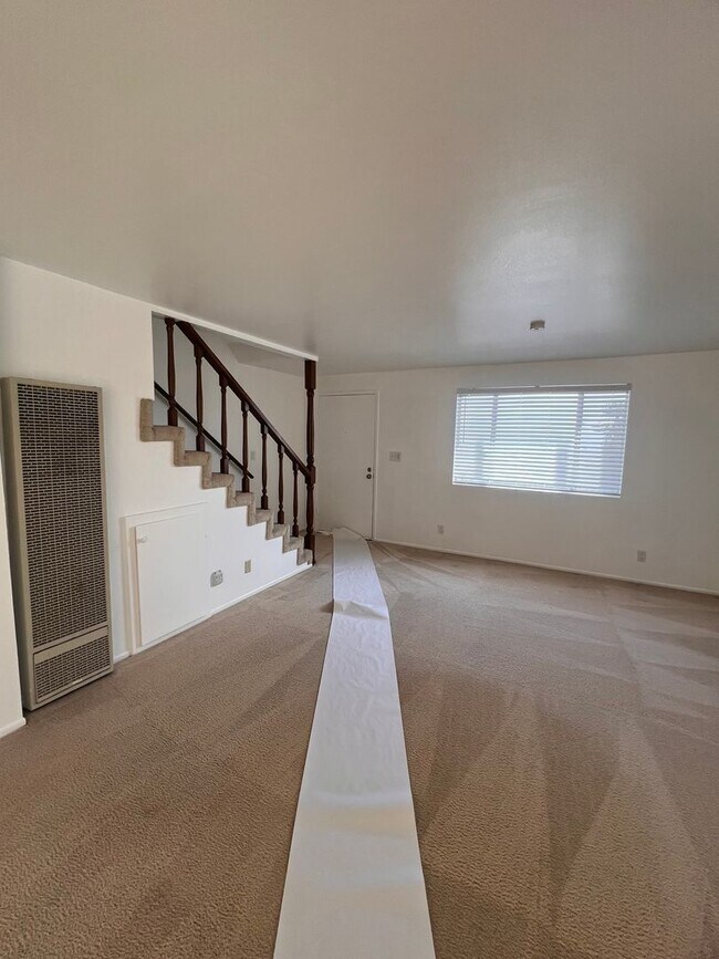 Building Photo - 3275-3275 Hilltop Dr
