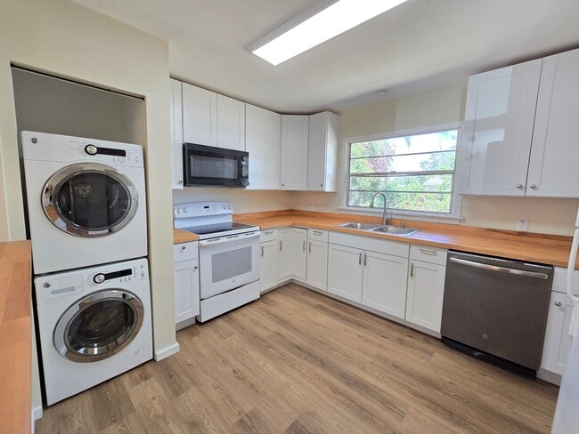 Building Photo - Charming 3 Bed / 2 Bath Annual Rental in S...