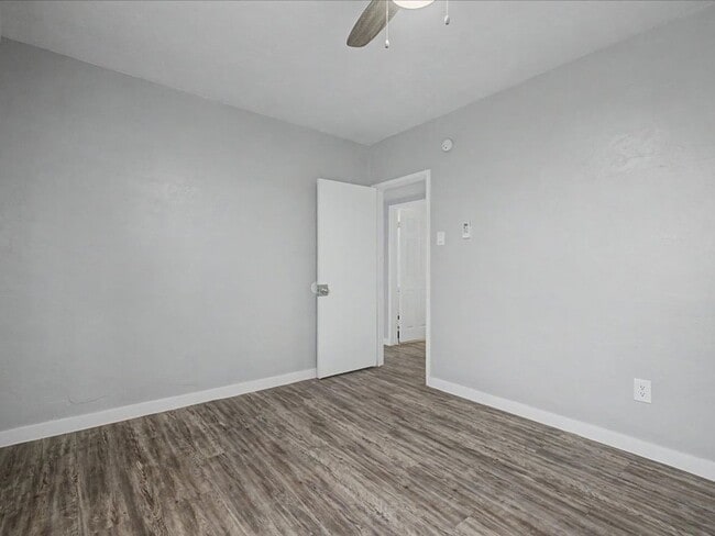 Building Photo - 2122 N Forgeus Ave