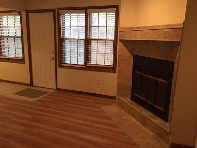 Building Photo - 3 x1.5 home off Lawrence Ave!