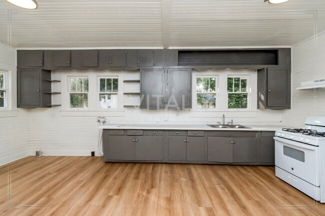 Building Photo - Updated 3 Bed 2 Bath with Large Fenced Yard