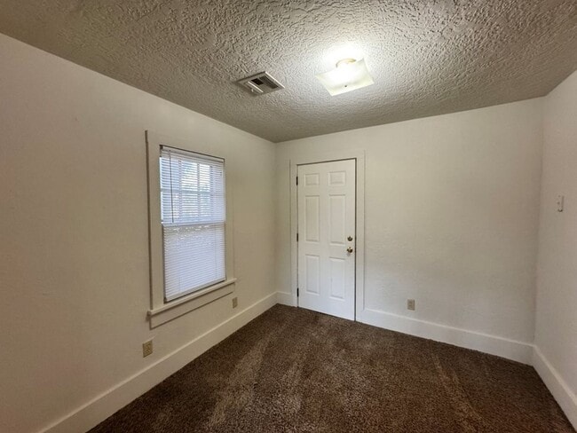 Building Photo - Game day and private campus parking, this cute 1 bed is conveniently located and ready for move in!