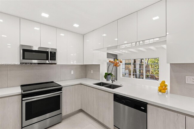 Building Photo - 6605 SW 61st St