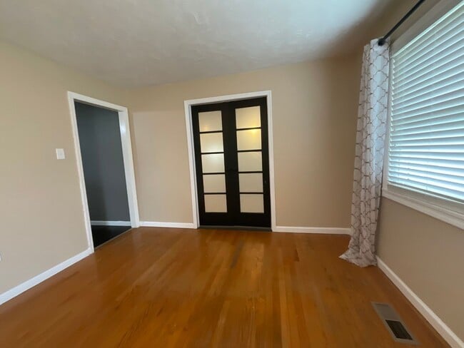 Building Photo - Move in special - 3 bedroom/2 bath brick h...