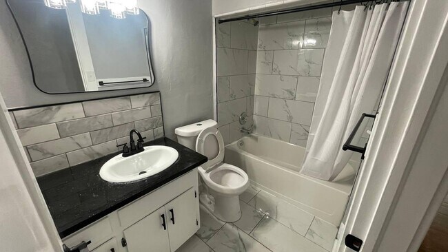 Building Photo - 835 E Weldon Ave