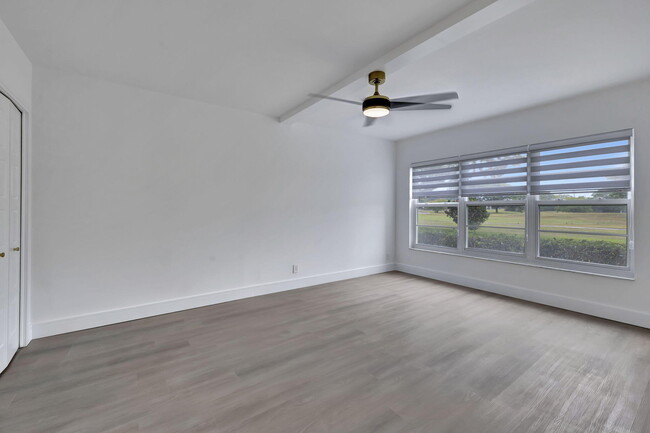 Building Photo - 3100 N Palm Aire Dr