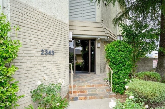 Building Photo - 2345 Roscomare Rd