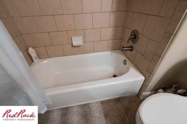 Building Photo - Move In Special- $500 Off First Month's Rent! 3 Bedroom, Fully Furnished Home.