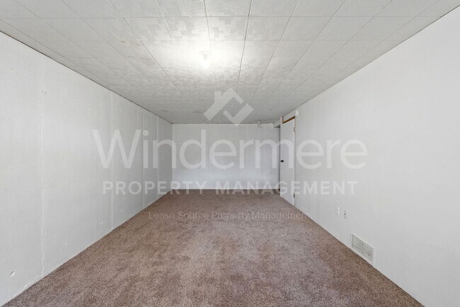 Building Photo - 902 E Rockwell Ave
