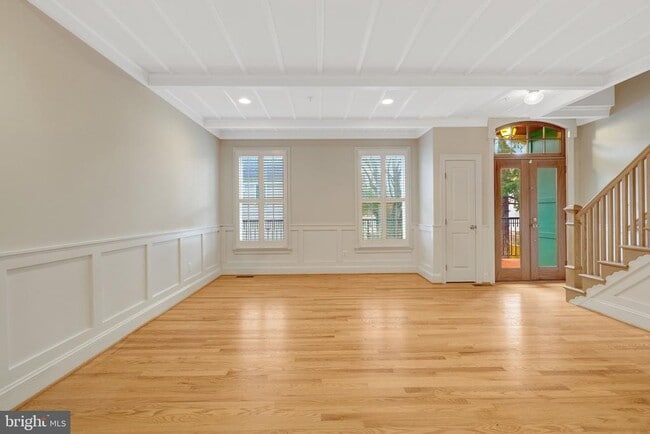 Building Photo - 229 Locust St SE