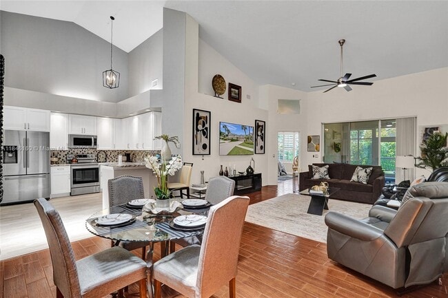 Building Photo - 1632 SW Harbour Isles Cir