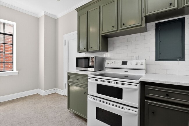 Building Photo - Absolutely stunning penthouse level unit in the historic Poplar building in Charlotte's tree line...