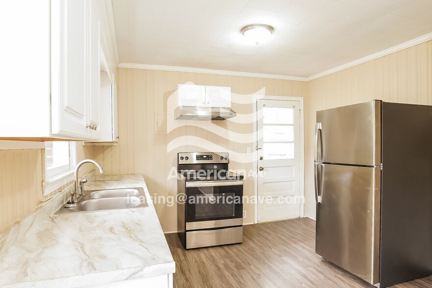 Building Photo - 2306 Redbud Ln