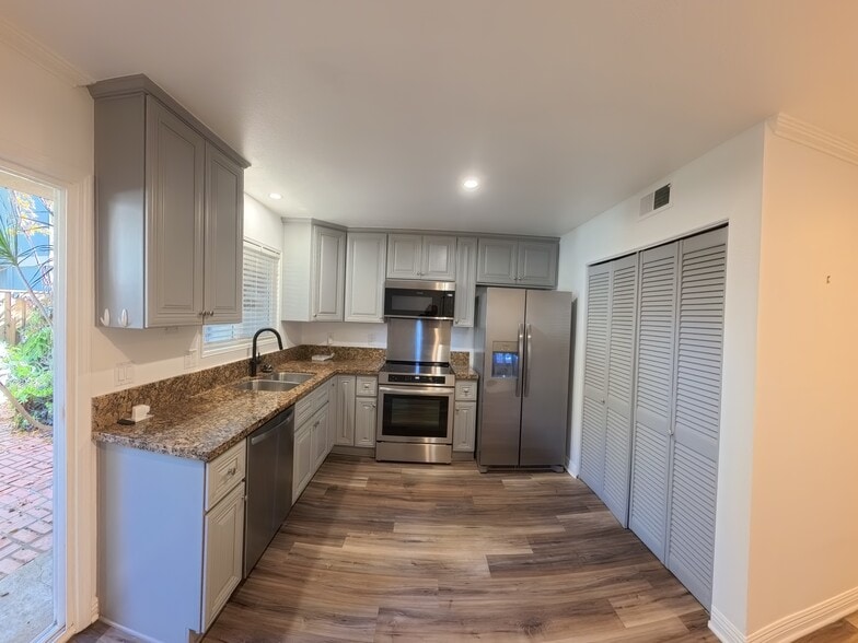 kitchen - 30535 Canwood St