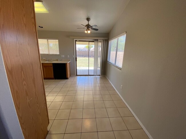 Building Photo - Close to community amenities!