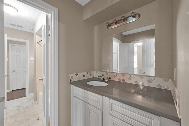 Building Photo - 696 Ravensworth Dr