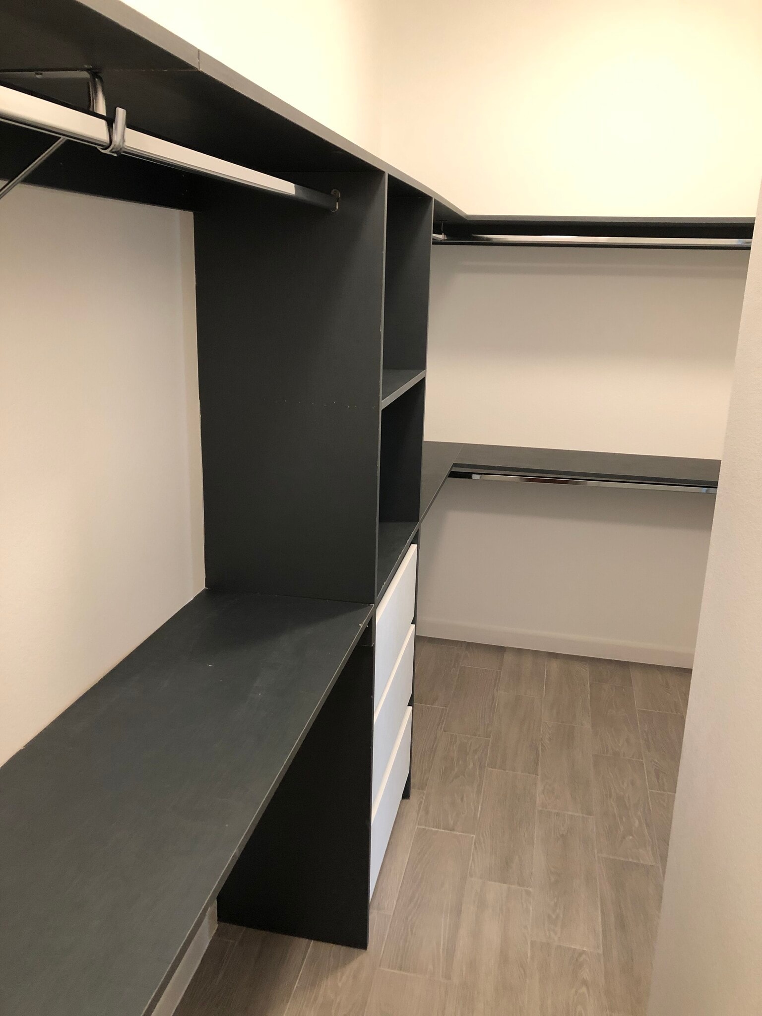 Building Photo - 706 W Carmel Ave