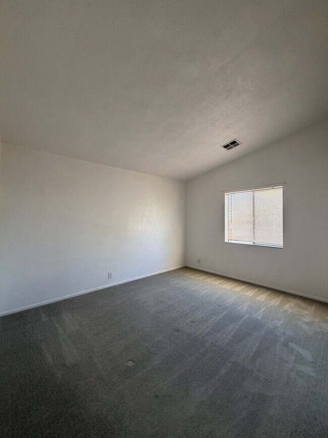 Building Photo - Beautiful 3 Bedroom House Located on Calico Lake