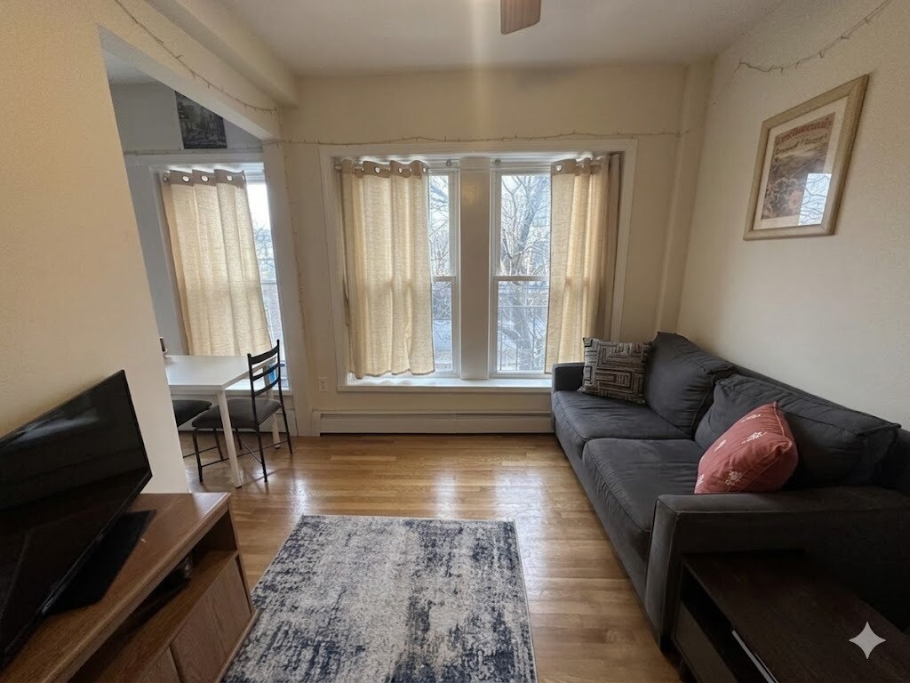 Building Photo - 1056 Cambridge St