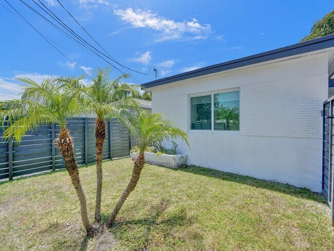 Building Photo - 1713 NE 15th Ave