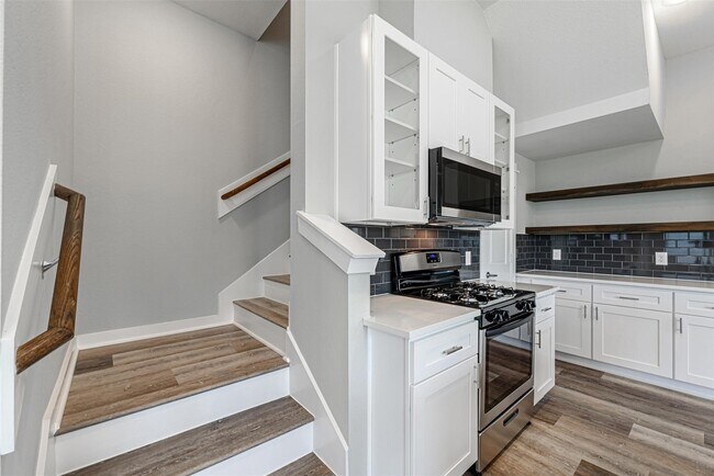 Building Photo - 6725 Parker Oaks Ln