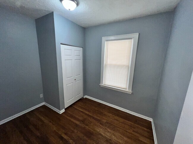 Building Photo - Freshly Renovated 5-Bedroom Home in South Chicago – Available Oct 15