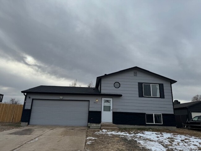 Primary Photo - Cozy Pikes Peak Panorama 3BD/1.5BA Split-L...