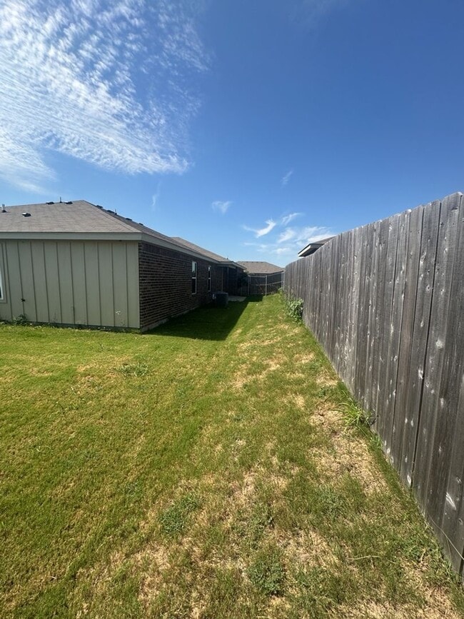 Building Photo - AVAILABLE NOW! (SECTION 8 ACCEPTED)