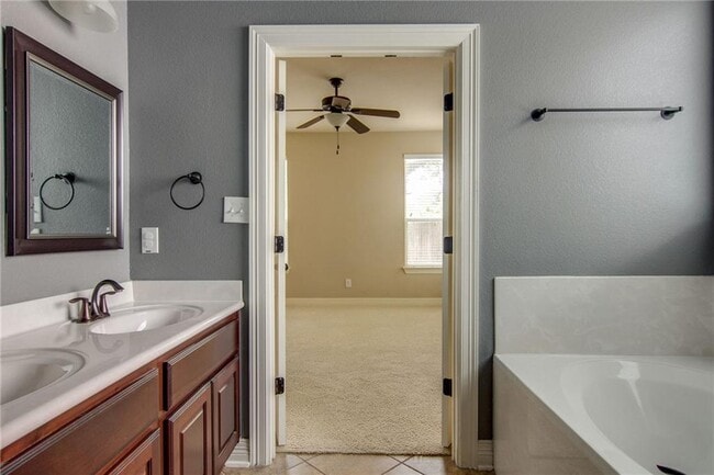 Building Photo - 15400 Interlachen Dr