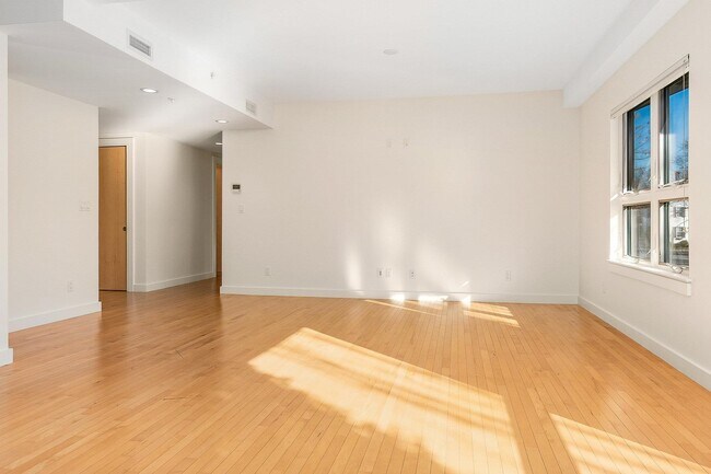 Building Photo - 677 Dennett St