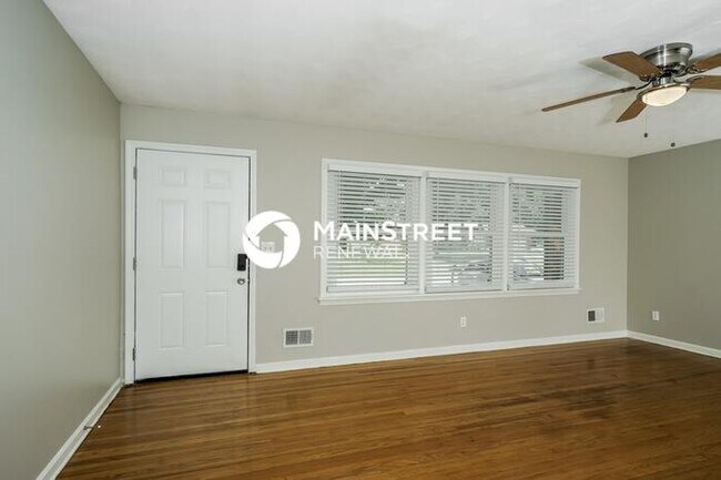 Building Photo - 3 Bedroom Pet-Friendly Home in LOUISVILLE, KY with Main Street Renewal