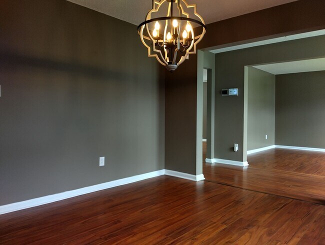Building Photo - 811 Rilee Dr