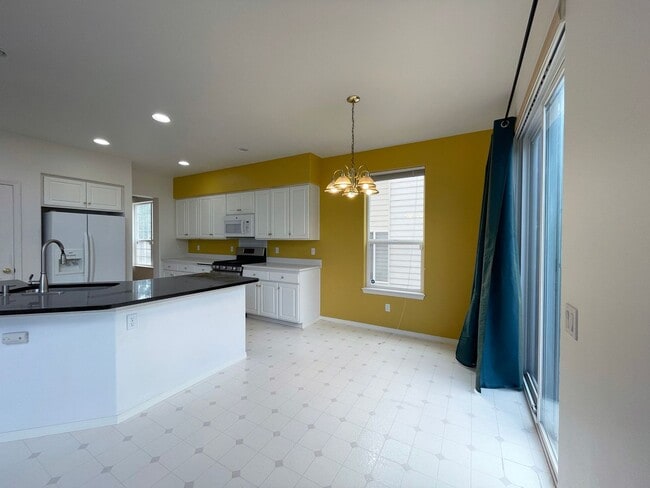Building Photo - Fantastic Bethany Home with Attached Garag...