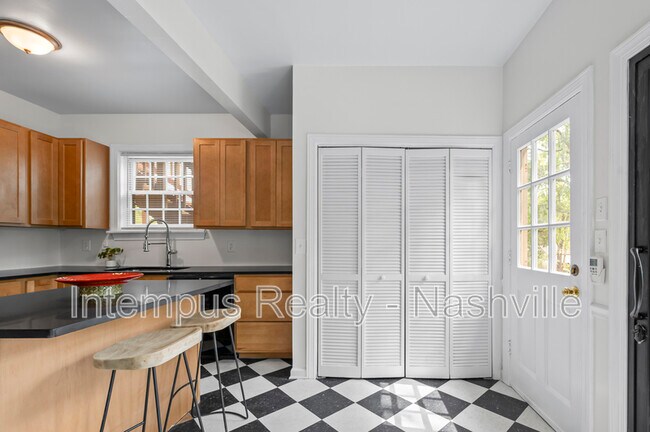 Building Photo - 2529 Ashwood Ave